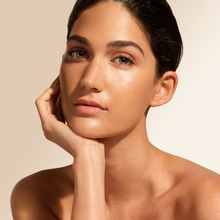 Charger l'image dans la galerie, Glow Fixation SPF 40 Rehausseur de Teint Transparent avec Squalane et Niacinamide