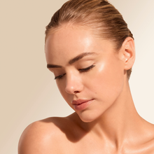 Charger l'image dans la galerie, Glow Fixation SPF 40 Rehausseur de Teint Transparent avec Squalane et Niacinamide
