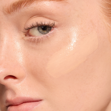 Charger l'image dans la galerie, Glow Fixation SPF 40 Rehausseur de Teint Transparent avec Squalane et Niacinamide
