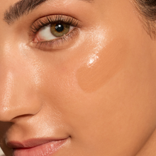 Charger l'image dans la galerie, Glow Fixation SPF 40 Rehausseur de Teint Transparent avec Squalane et Niacinamide
