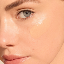 Charger l'image dans la galerie, Glow Fixation SPF 40 Rehausseur de Teint Transparent avec Squalane et Niacinamide
